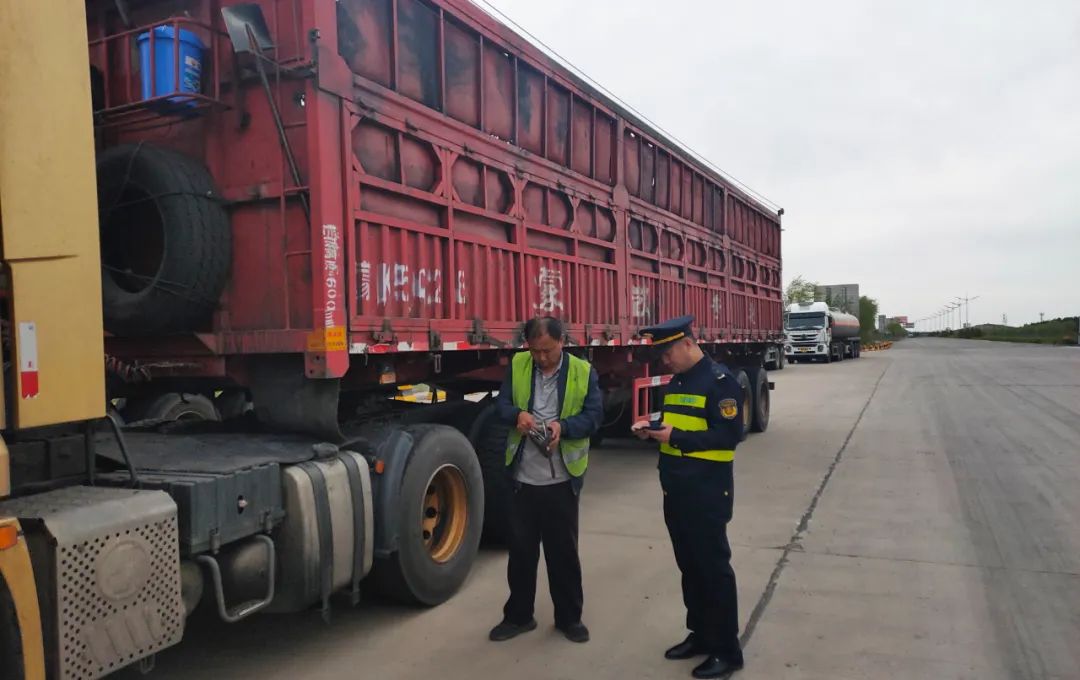 鄂爾多斯市交通運(yùn)輸綜合行政執(zhí)法支隊(duì)在道路貨物運(yùn)輸領(lǐng)域的監(jiān)管職責(zé)與工作實(shí)踐