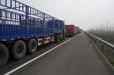 車速120跑高速，突遇障礙物 撞還是躲？嫌命長(zhǎng)才這樣選